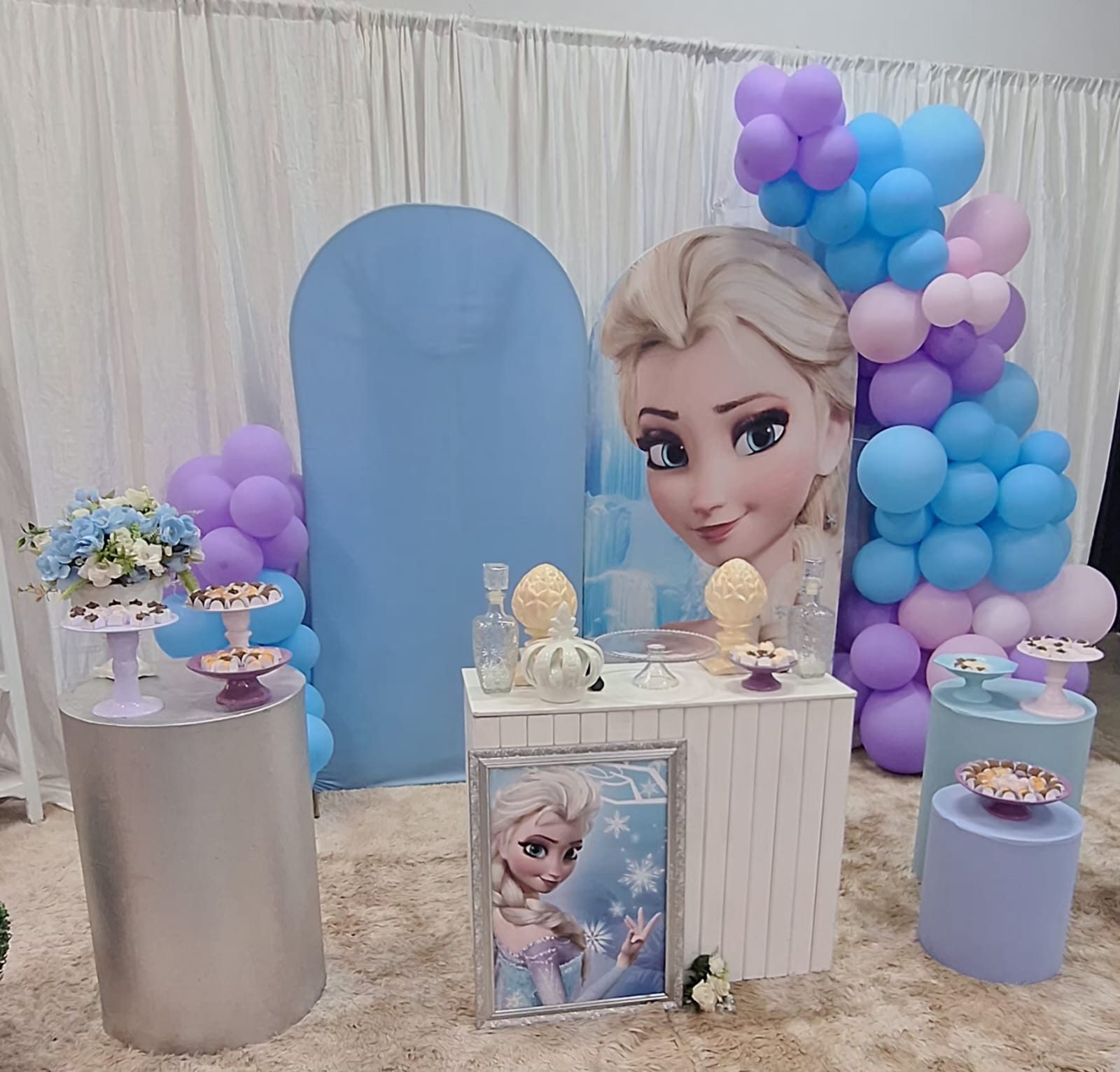 Mesa de festa infantil com tema Frozen