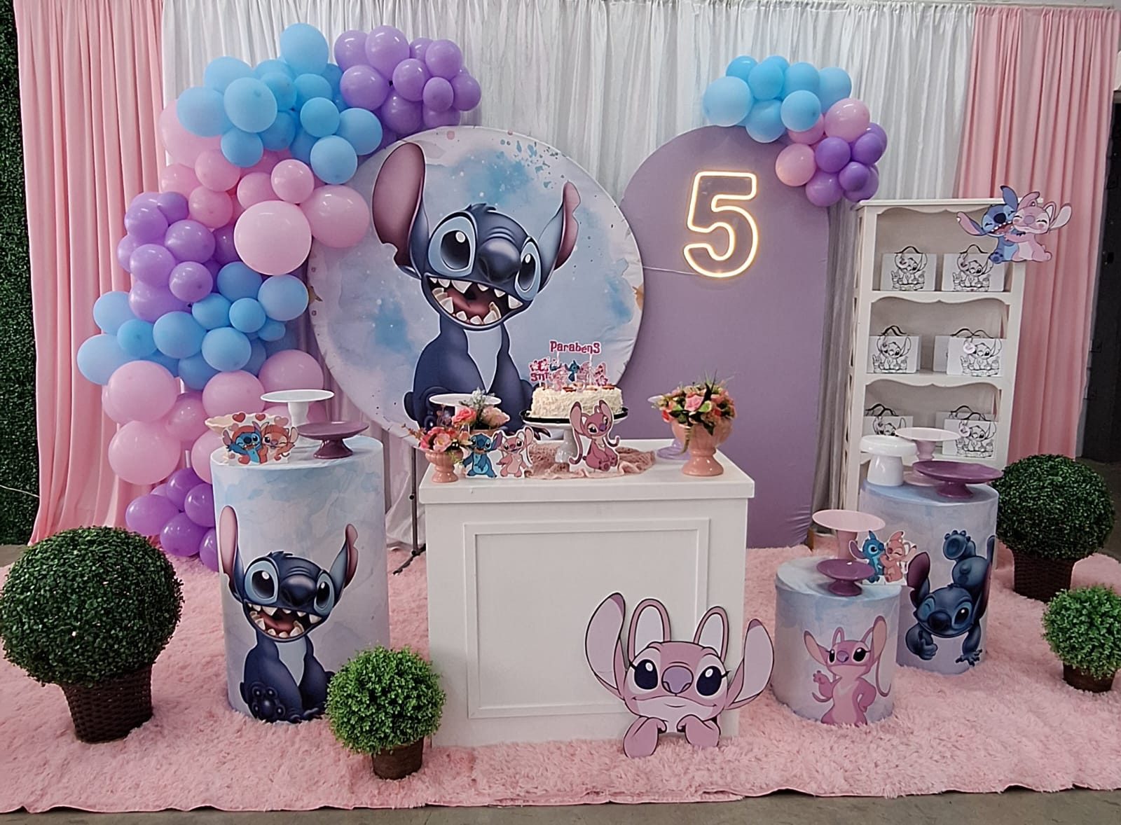 Mesa de festa infantil com tema Stitch