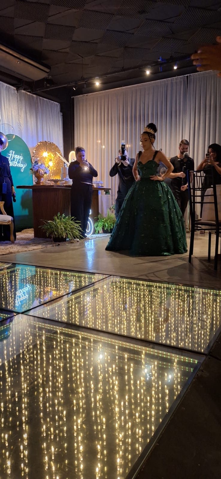 Debutante na pista de dança iluminada do Salão Las Vegas