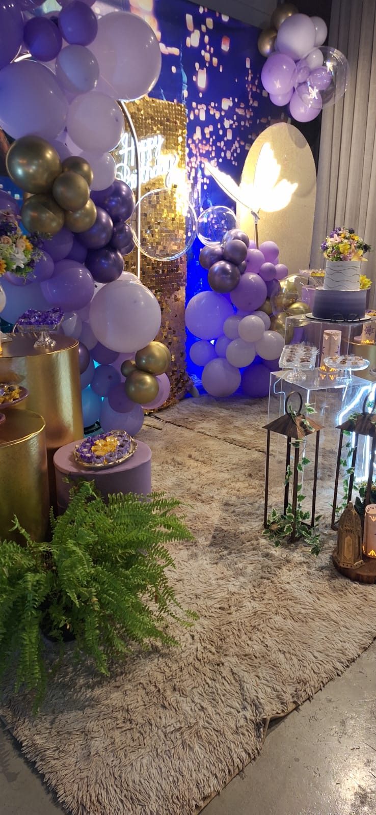 Decoração com balões e iluminação no Salão Las Vegas